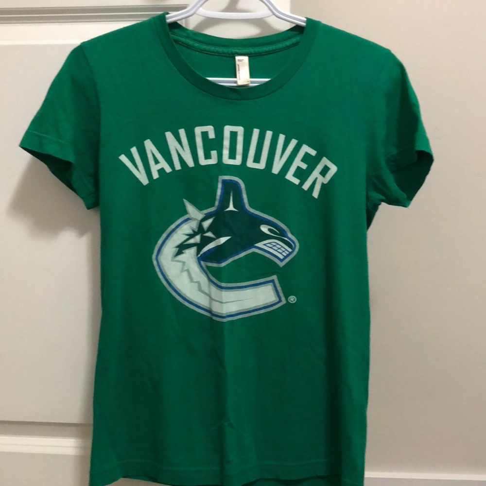 Ladies Vancouver Canucks green shirt sleeve t shirt